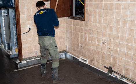 Un Murprotec Pro procède à un drainage de cave