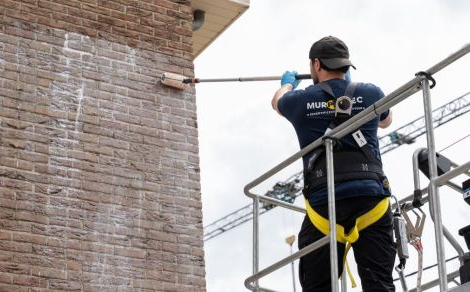 Een Murprotec Pro impregneert de gevel met de MurproAqua Crème