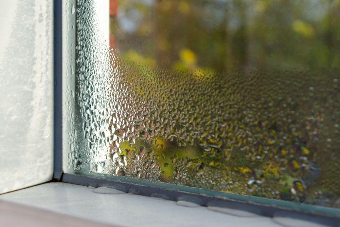 Fenêtre avec gouttes de condensation à l’intérieur