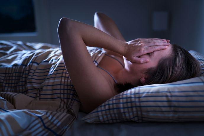 Une femme dort mal à cause de l'humidité 