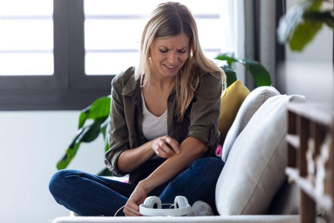 Vrouw heeft gezondheidsklachten door vocht in huis 