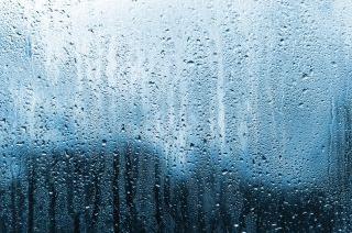 Gouttes de condensation sur une fenêtre