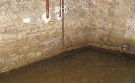 Een vochtige kelder waarin de keldervloer bedekt is door een laag water