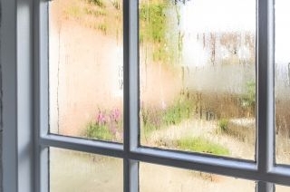 Een vochtige slaapkamer door het toedoen van condensatievocht.